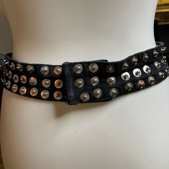 Snap Belt Black with silver studs that closes in the back - Picture 2 of 6